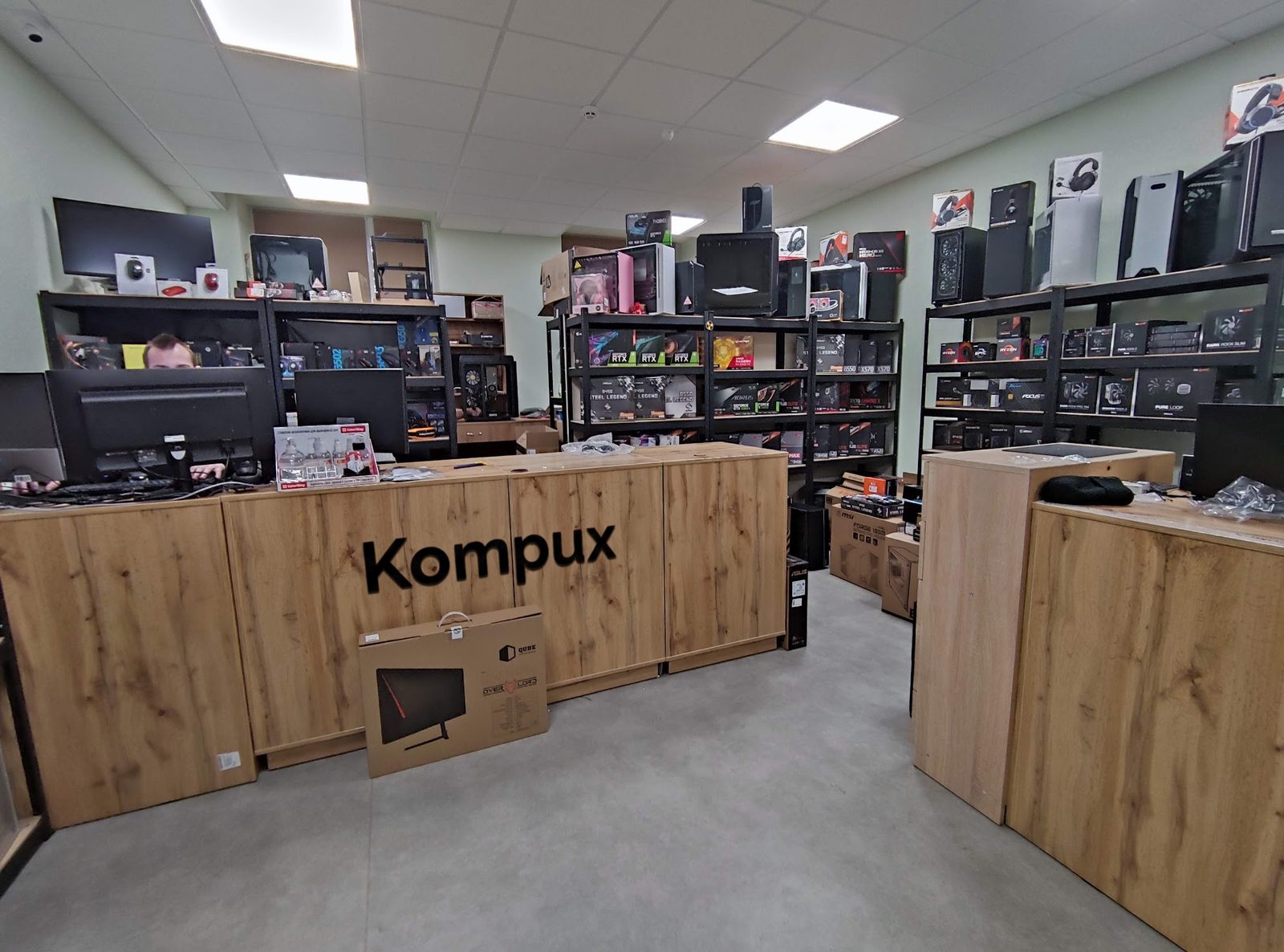 Витрина с комплектующими в магазине qompx