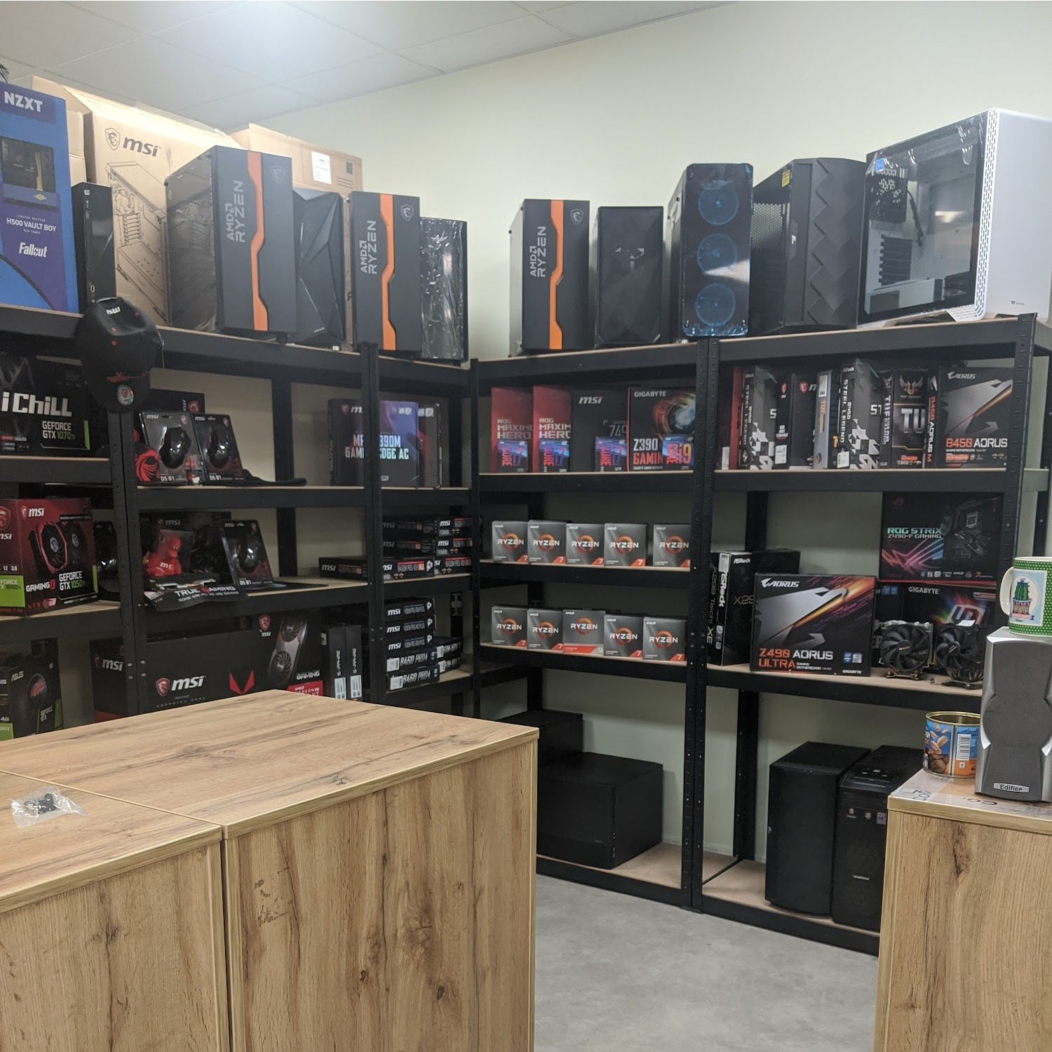 Торговый зал магазина qompx в Орле